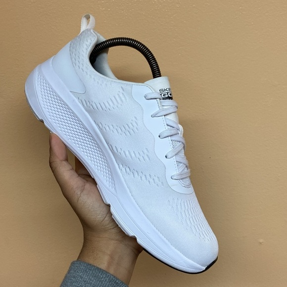 Skechers Go Run Elevate “White Black” - Picture 14 of 17